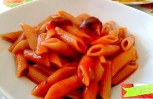 Ricetta veloce: pasta con sugo e olive