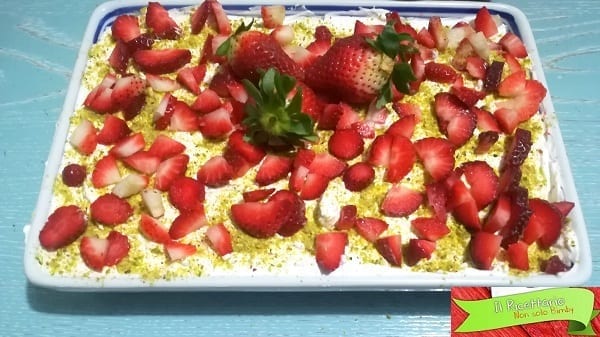 Tiramisù con fragole e panna 3