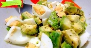 Insalata di avocado e uova: ricetta veloce e ricca di proteine Insalata di avocado e uova