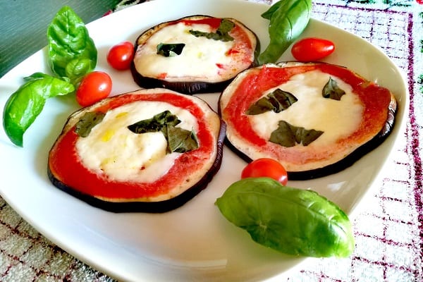 Melanzane veloci al forno con mozzarella e pomodoro