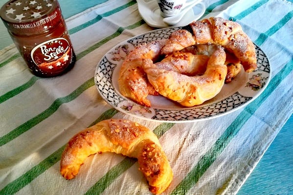 Cornetti di sfoglia con crema pan di stelle