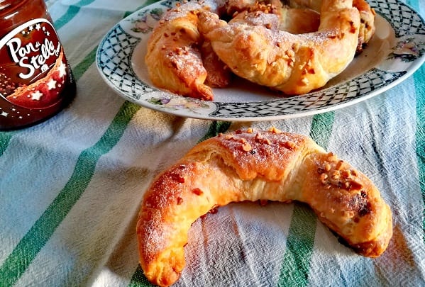 Cornetti di sfoglia con crema pan di stelle 3