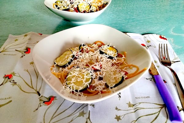 pasta con zucchine, pomodorini secchi e ricotta salata