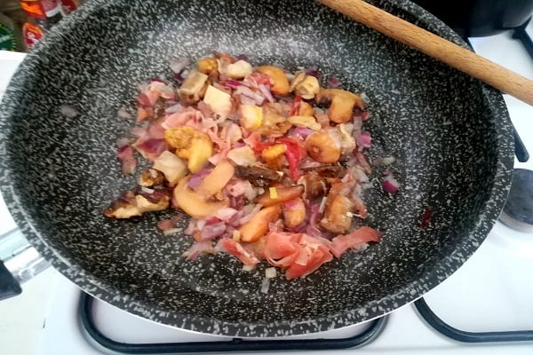 Pasta con salsa rosa e funghi 1