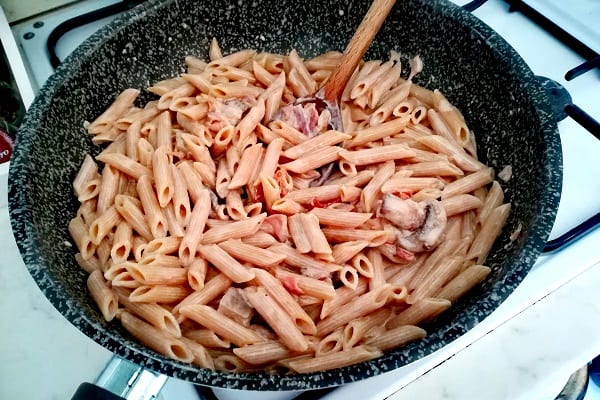 Pasta con salsa rosa e funghi 3