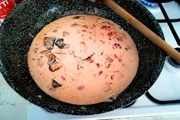 Pasta con salsa rosa e funghi 2