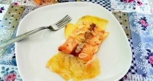 Filetto di salmone in crosta di mandorle al forno, con patate Filetto di salmone in crosta di mandorle