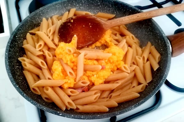 Pasta con pesto di carote e speck 2