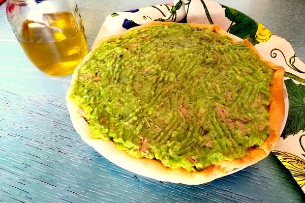 Torta salata con avocado e tonno