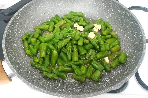 Asparagi e funghi porcini in padella 1