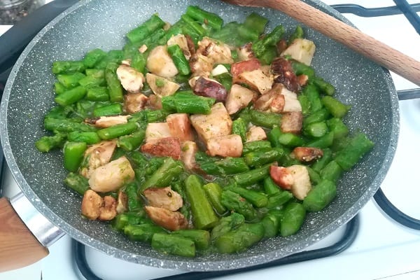 Asparagi e funghi porcini in padella 2