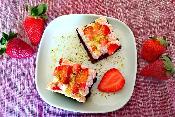 Torta cioccolato panna e fragole veloce 3