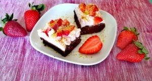 Torta cioccolato, panna e fragole: ricetta veloce, pochi ingredienti Torta cioccolato panna e fragole veloce