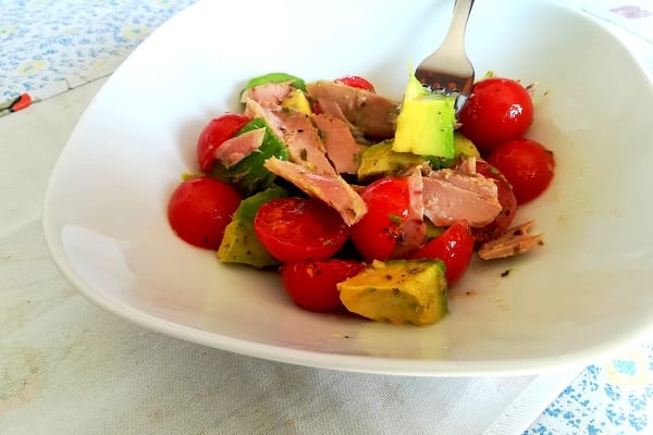 Insalata di avocado, pomodoro e tonno 1