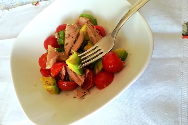 Insalata di avocado, pomodoro e tonno 2