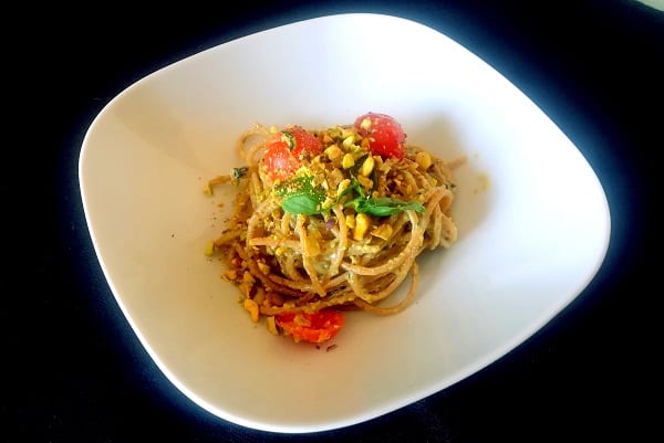 Pasta con ricotta, pistacchio e pomodorini