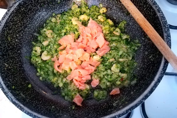 Pasta con salmone zucchine e gamberetti 1