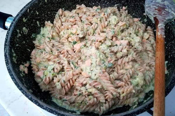 Pasta con salmone zucchine e gamberetti 3