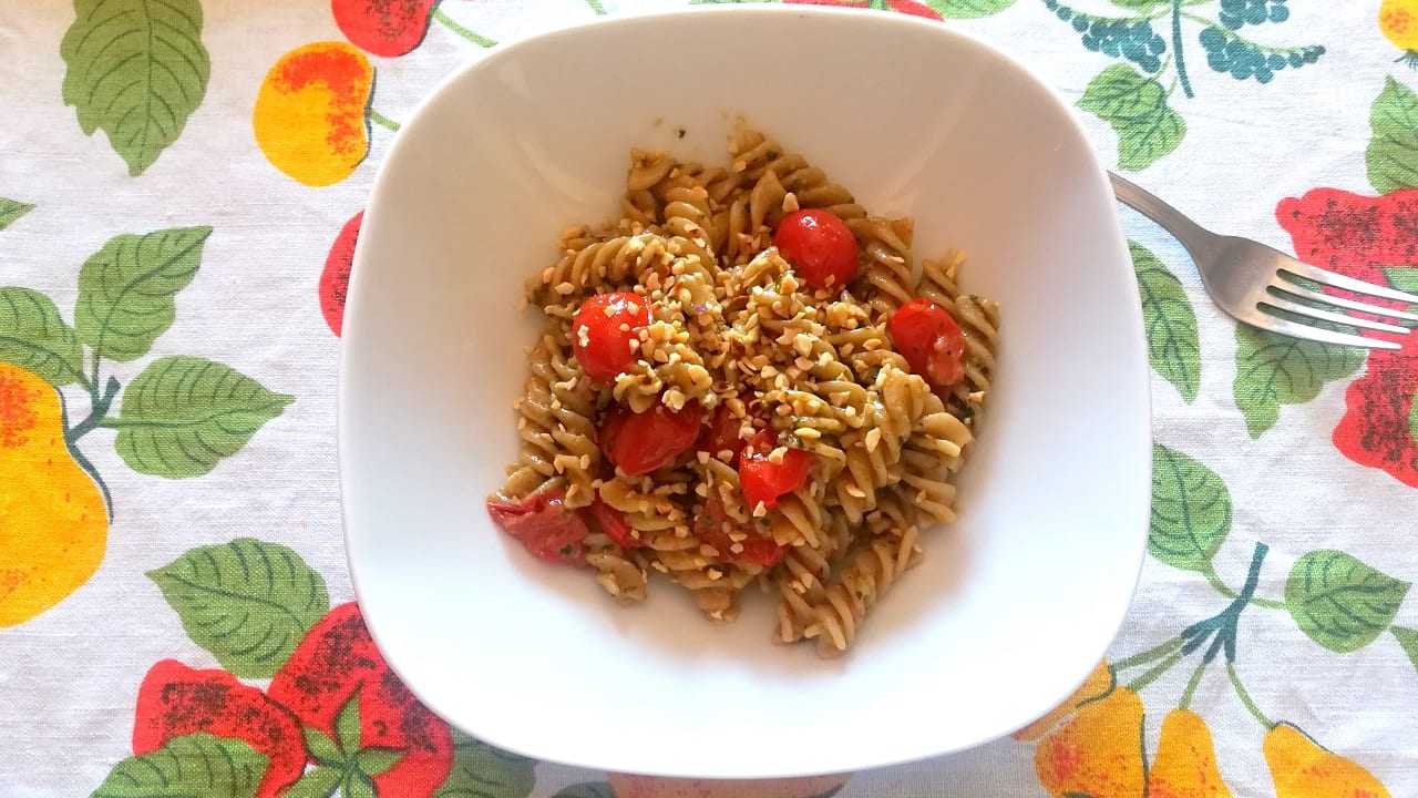 Pasta con pesto e pomodorini