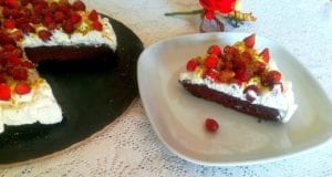 Torta veloce al cioccolato, panna e fragoline Torta veloce al cioccolato, panna e fragoline
