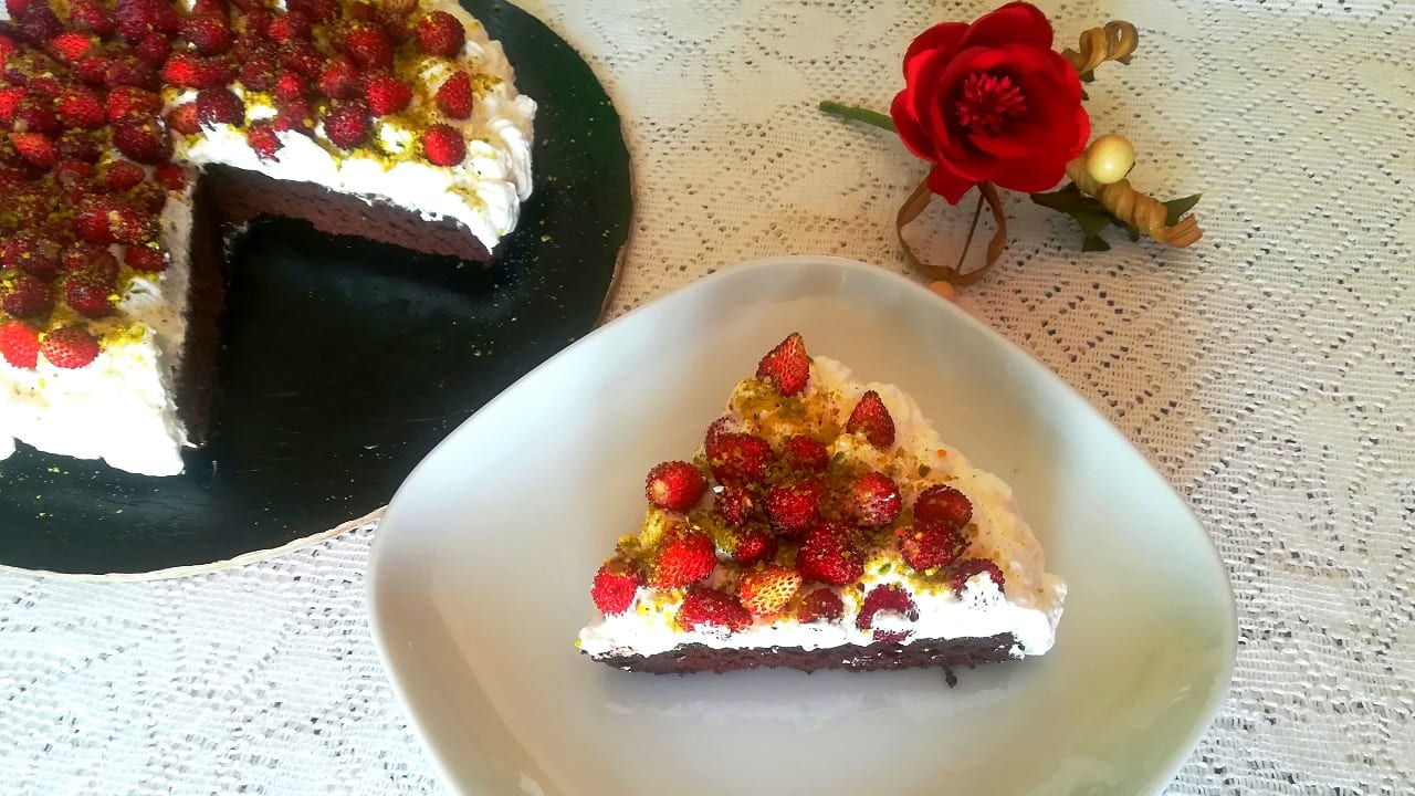 Torta veloce al cioccolato, panna e fragoline 5