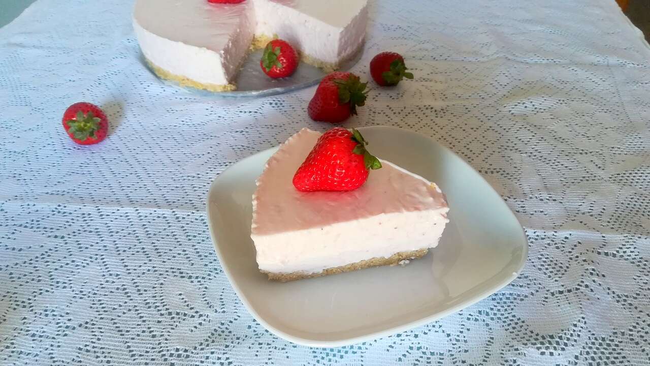 Torta fredda allo yogurt e fragole Bimby