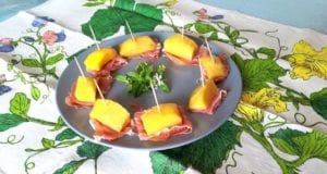 Antipasto di mango e prosciutto crudo: fresco e dolce Antipasto di mango e prosciutto crudo