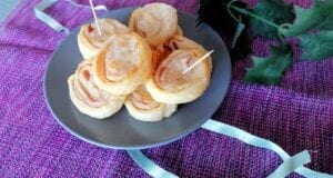 Girelle di pasta sfoglia con prosciutto e formaggio Girelle di pasta sfoglia con prosciutto e formaggio