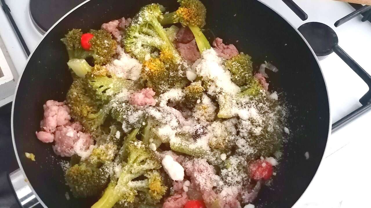 Broccoli con salsiccia in padella 3