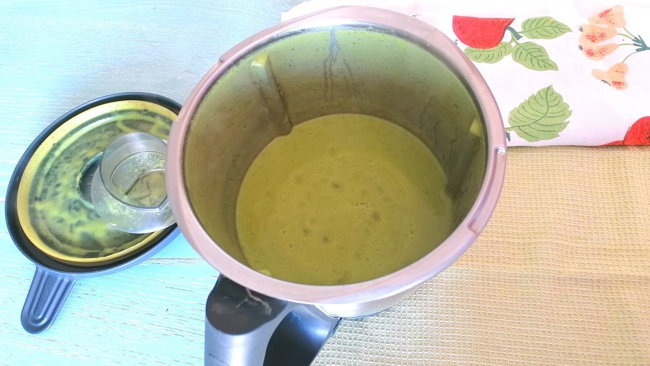 Vellutata detox di zucchine e curcuma 1