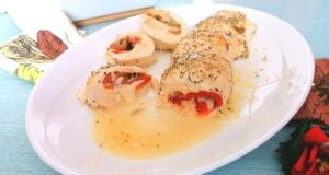 Rotolo di pollo ripieno ai peperoni e formaggio Rotolo di pollo ripieno