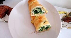 Rotolo di sfoglia spinaci, scamorza e speck Rotolo di sfoglia spinaci