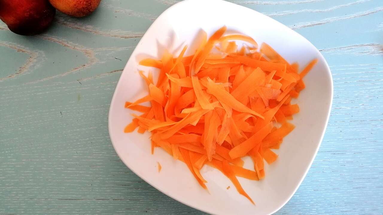 Insalata di noci pesche, carote e frutta secca 1