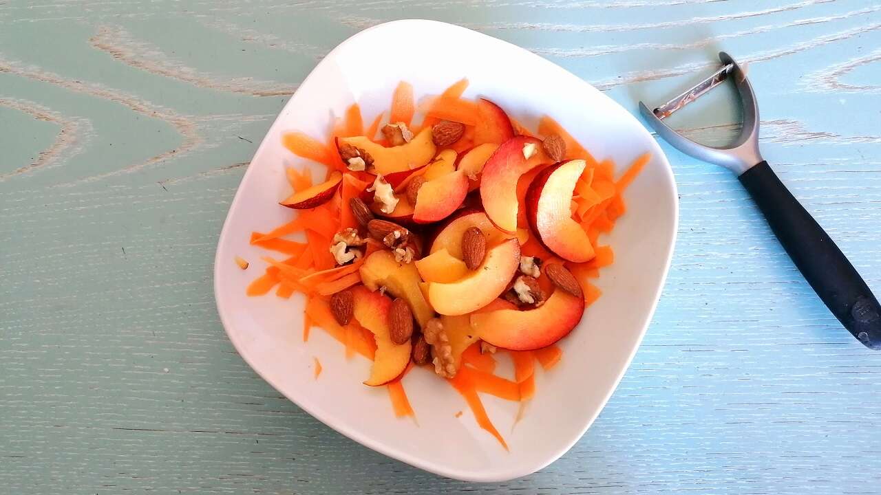 Insalata di noci pesche, carote e frutta secca 2