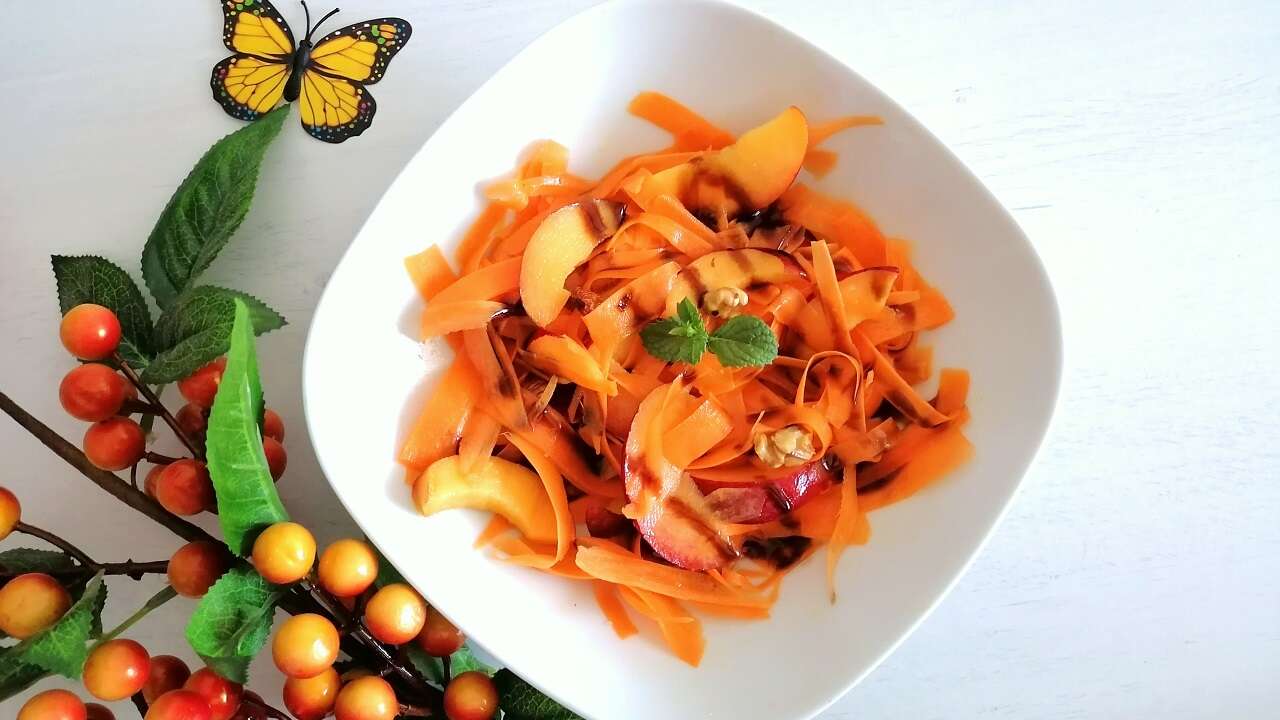 Insalata di noci pesche, carote e frutta secca 3