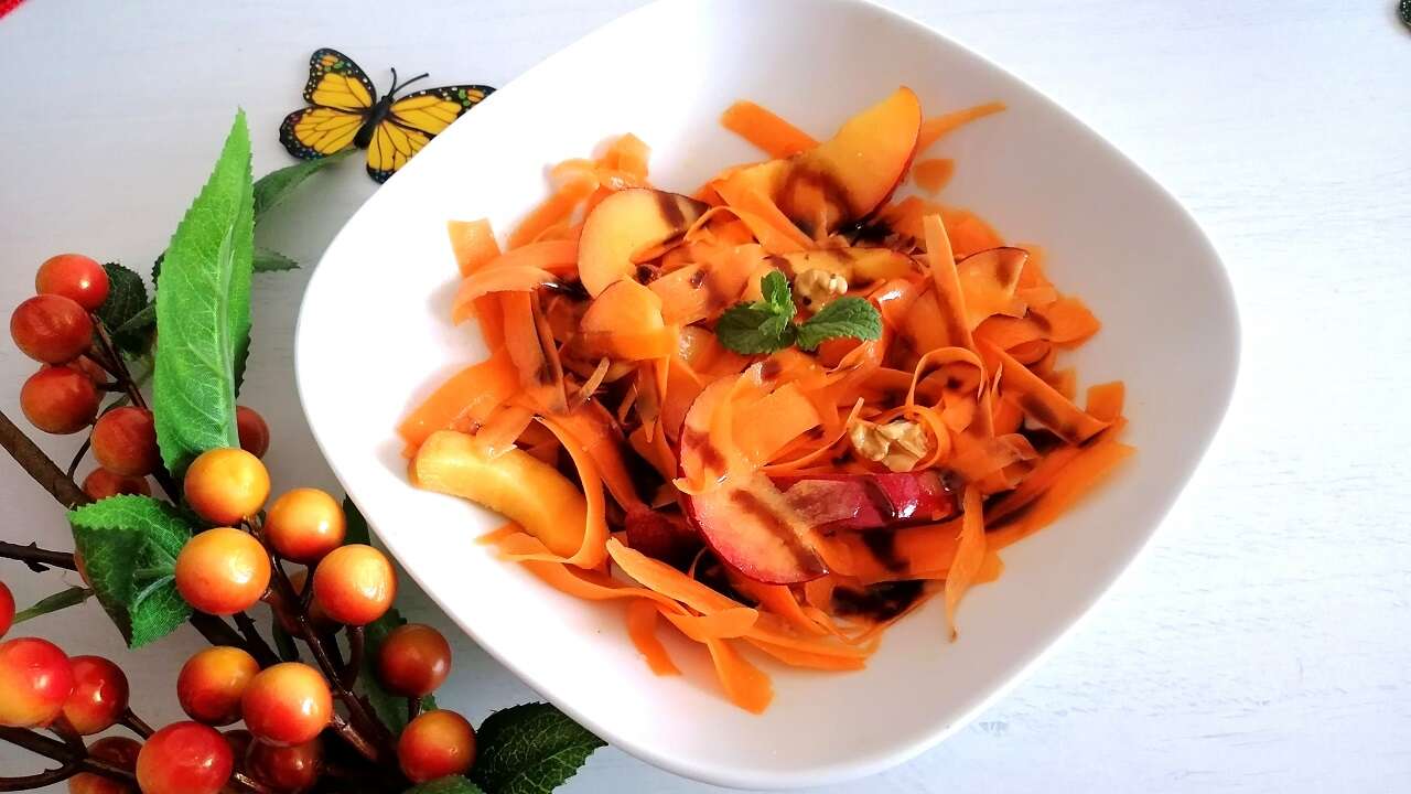 Insalata di noci pesche, carote e frutta secca 4