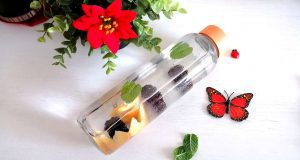 Acqua aromatizzata dissetante, con noce pesca, more e menta Acqua aromatizzata