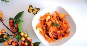 Insalata di noci pesche, carote e frutta secca