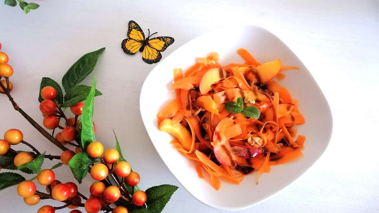 Insalata di noci pesche, carote e frutta secca