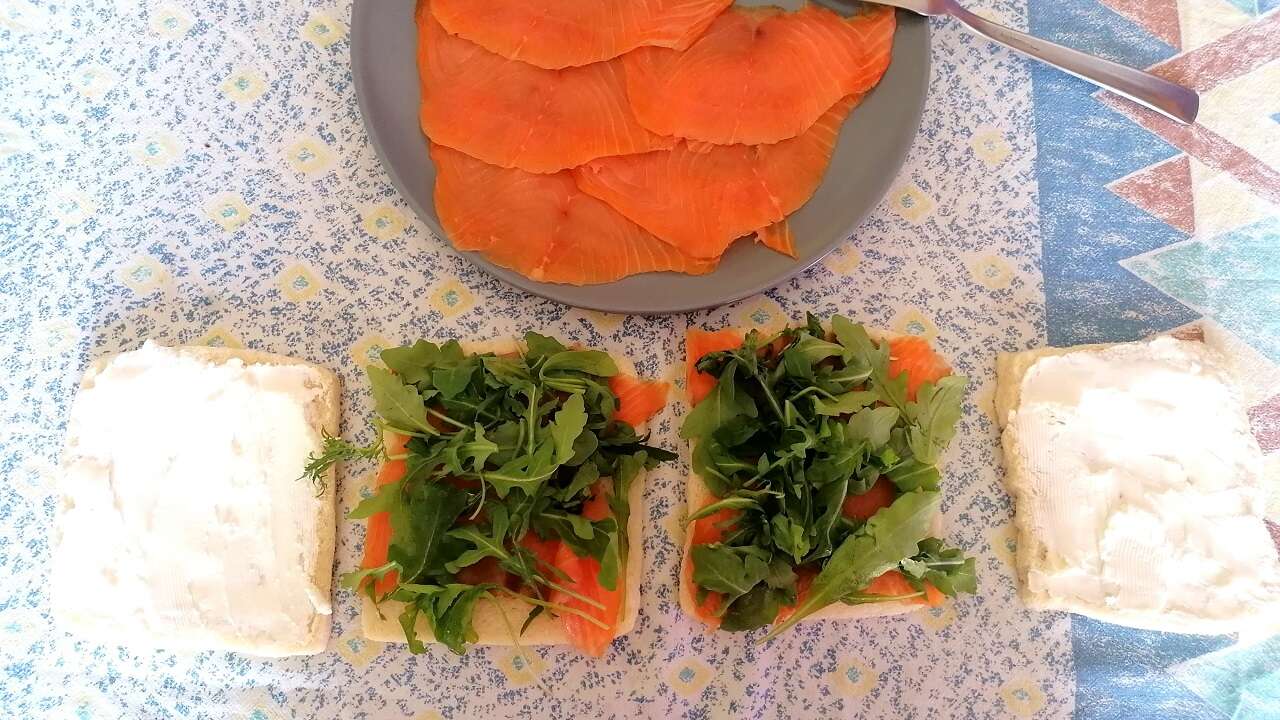 Tramezzini al salmone, philadelphia e rucola 2