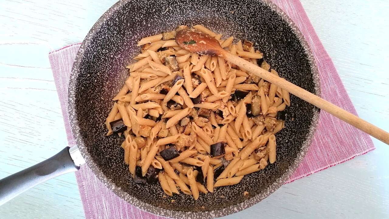 Pasta con melanzane e tonno 3