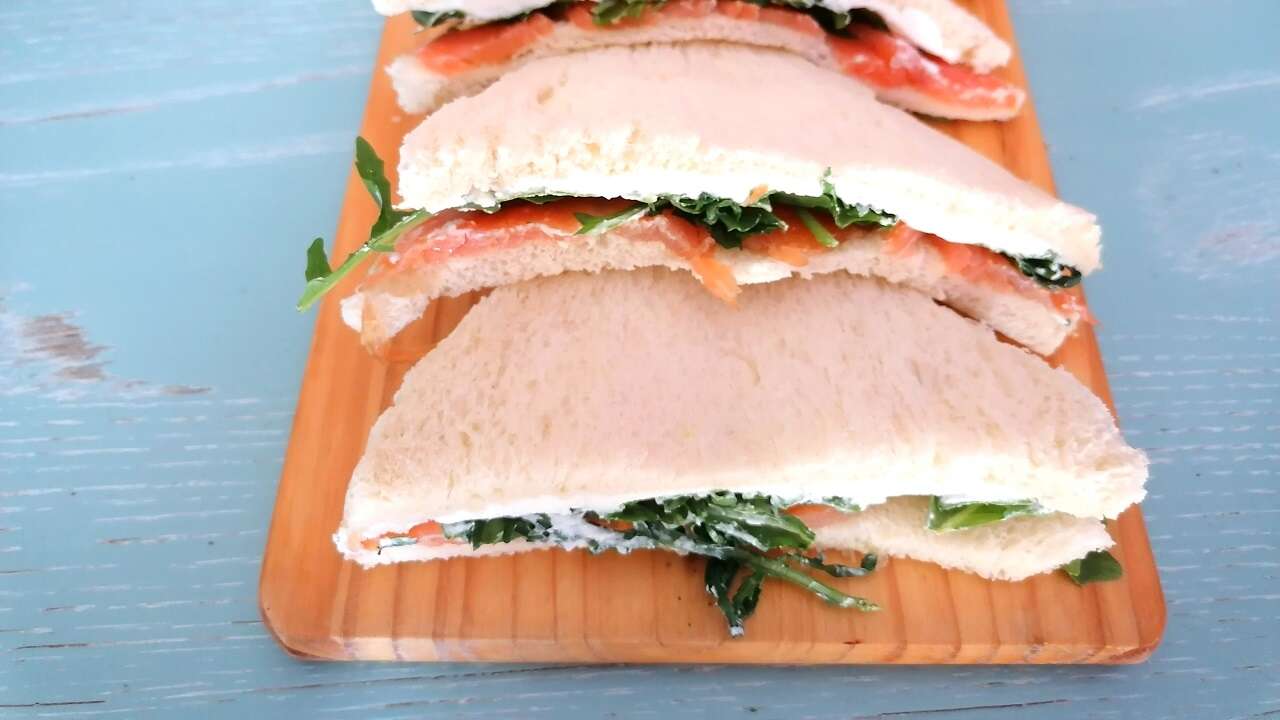 Tramezzini al salmone, philadelphia e rucola 4