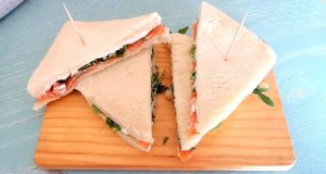 Tramezzini al salmone, philadelphia e rucola Tramezzini al salmone, philadelphia e rucola