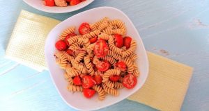 Pasta fredda con tonno e pomodorini: facile come l’insalata Pasta fredda con tonno e pomodorini