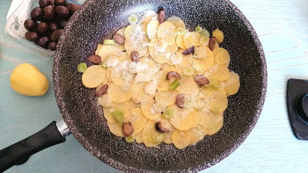 Patate veloci in padella, con olive e scalogno 1