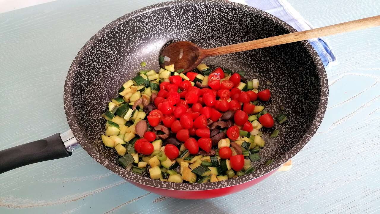 Pasta con tonno, pomodorini e zucchine 2