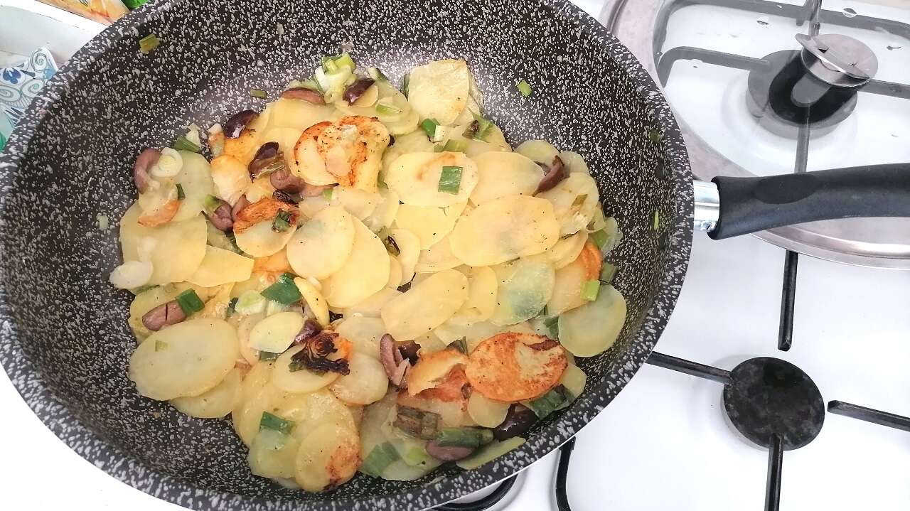 Patate veloci in padella, con olive e scalogno 3