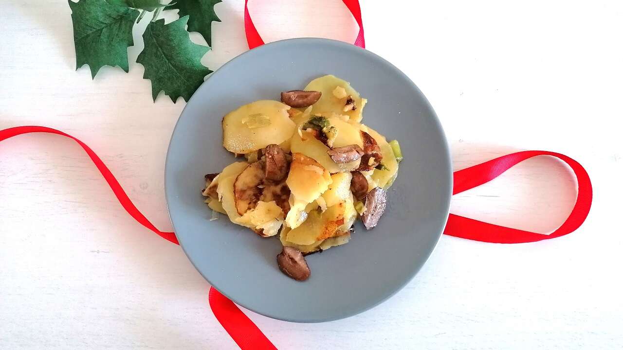 Patate veloci in padella, con olive e scalogno 4