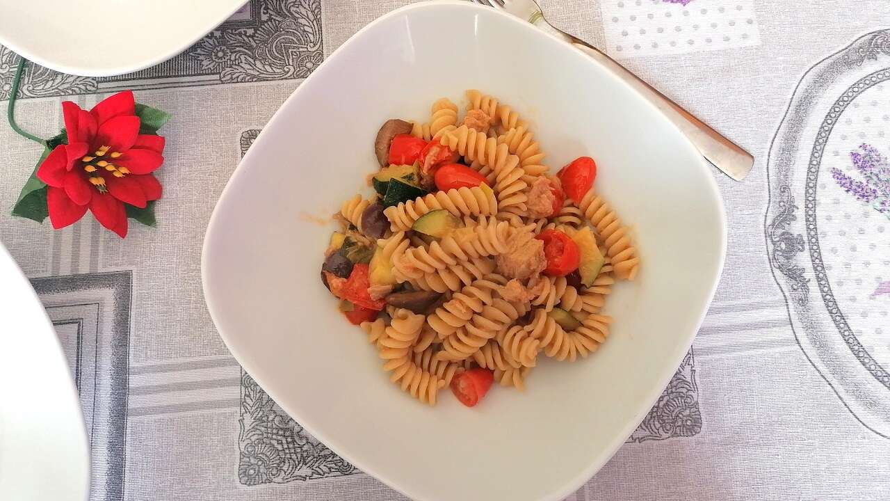 Pasta con tonno, pomodorini e zucchine 4