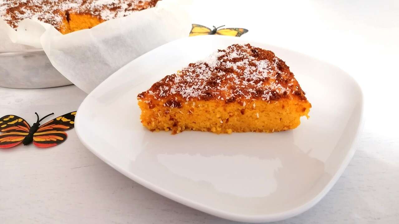 Torta di carote e cocco, senza glutine e lievito: anche Bimby 5